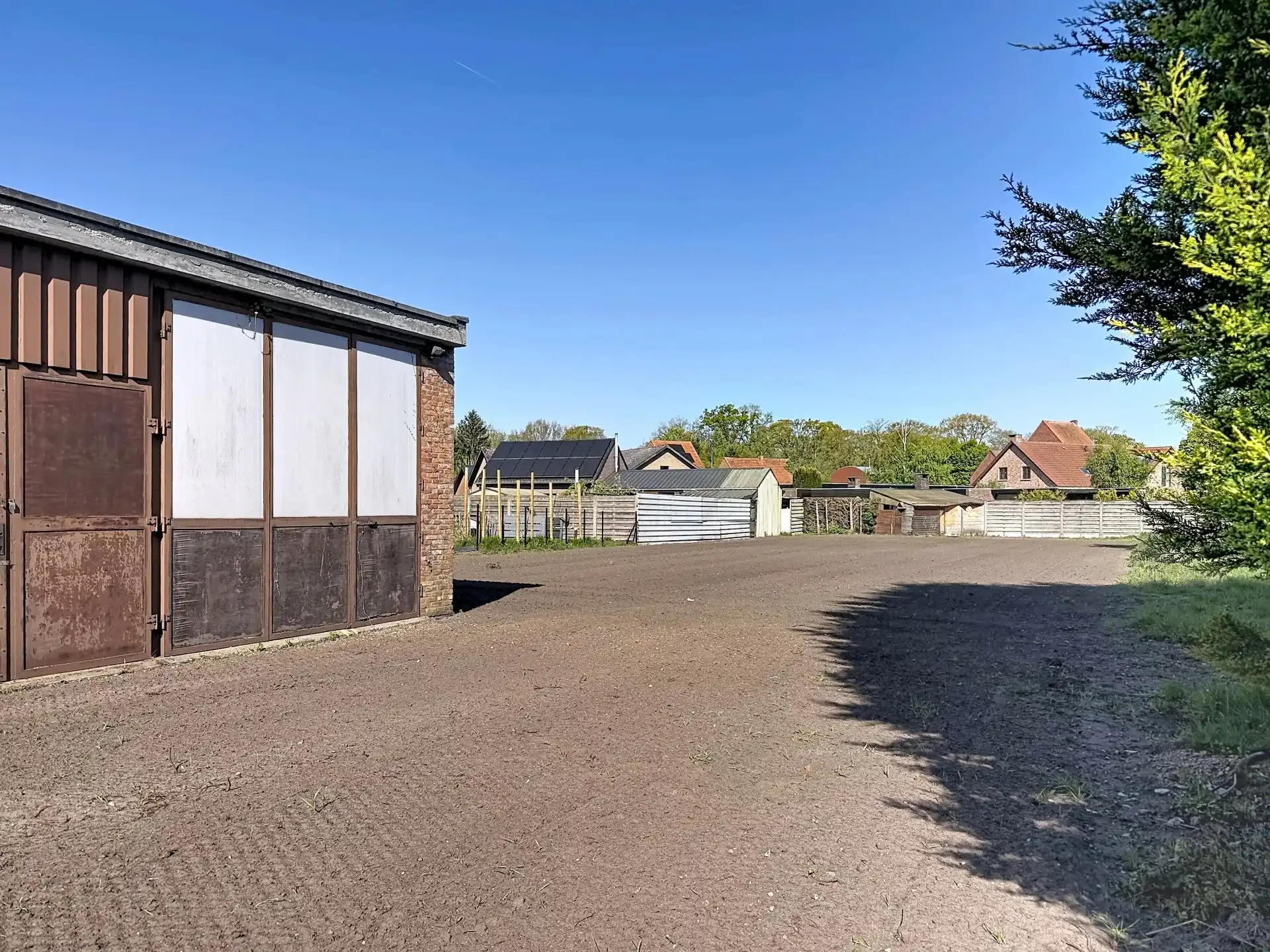Zeer ruime en verzorgde woning met 5 slaapkamers en 2 badkamers op een groot perceel. foto 48