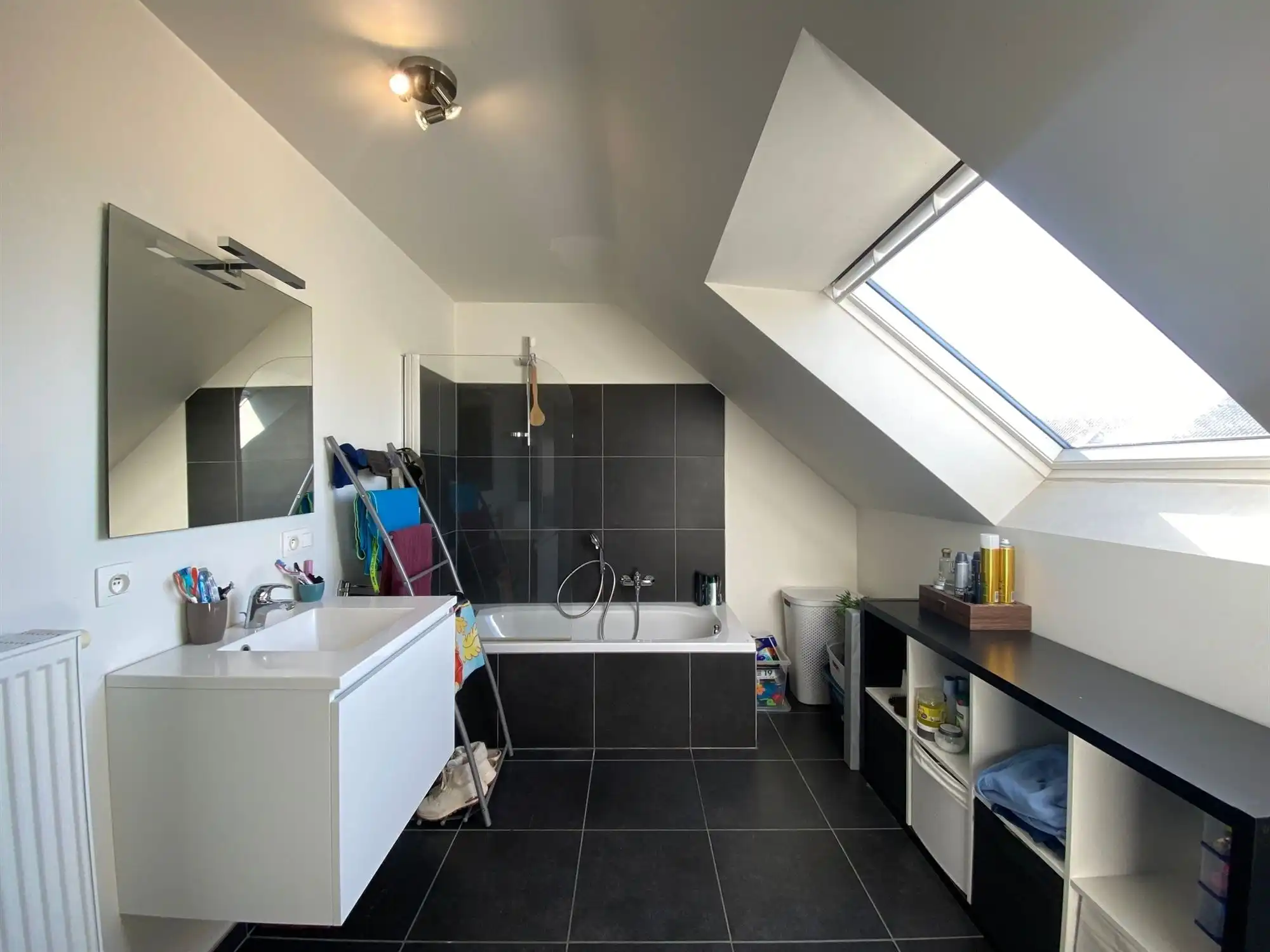 Halfopen bebouwing met drie slaapkamers in rustige woonwijk foto 8