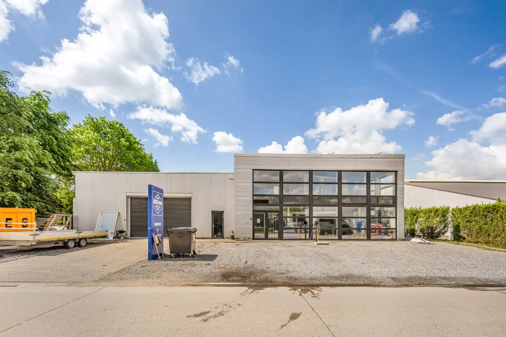 Bedrijfsgebouw met toonzaal, kantoren, magazijn en woonst - groot 700m²  foto {{pictureIndex}}
