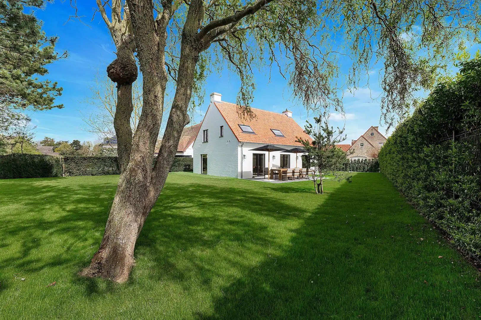 Prachtig gerenoveerde villa, rustig gelegen in een residentiële omgeving aan de rand van Knokke. foto 2