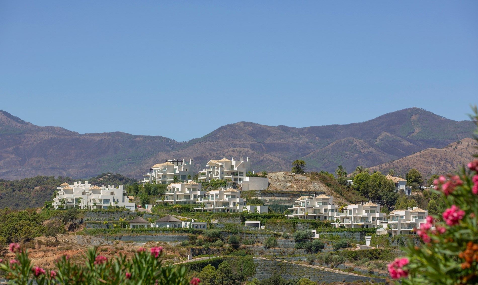 Marbella Club Hills - Prachtige instapklare penthouse met solarium, ruime woonkamer met volledig ingerichte keuken en biedt prachtig uitzicht op zee en het groe foto 3