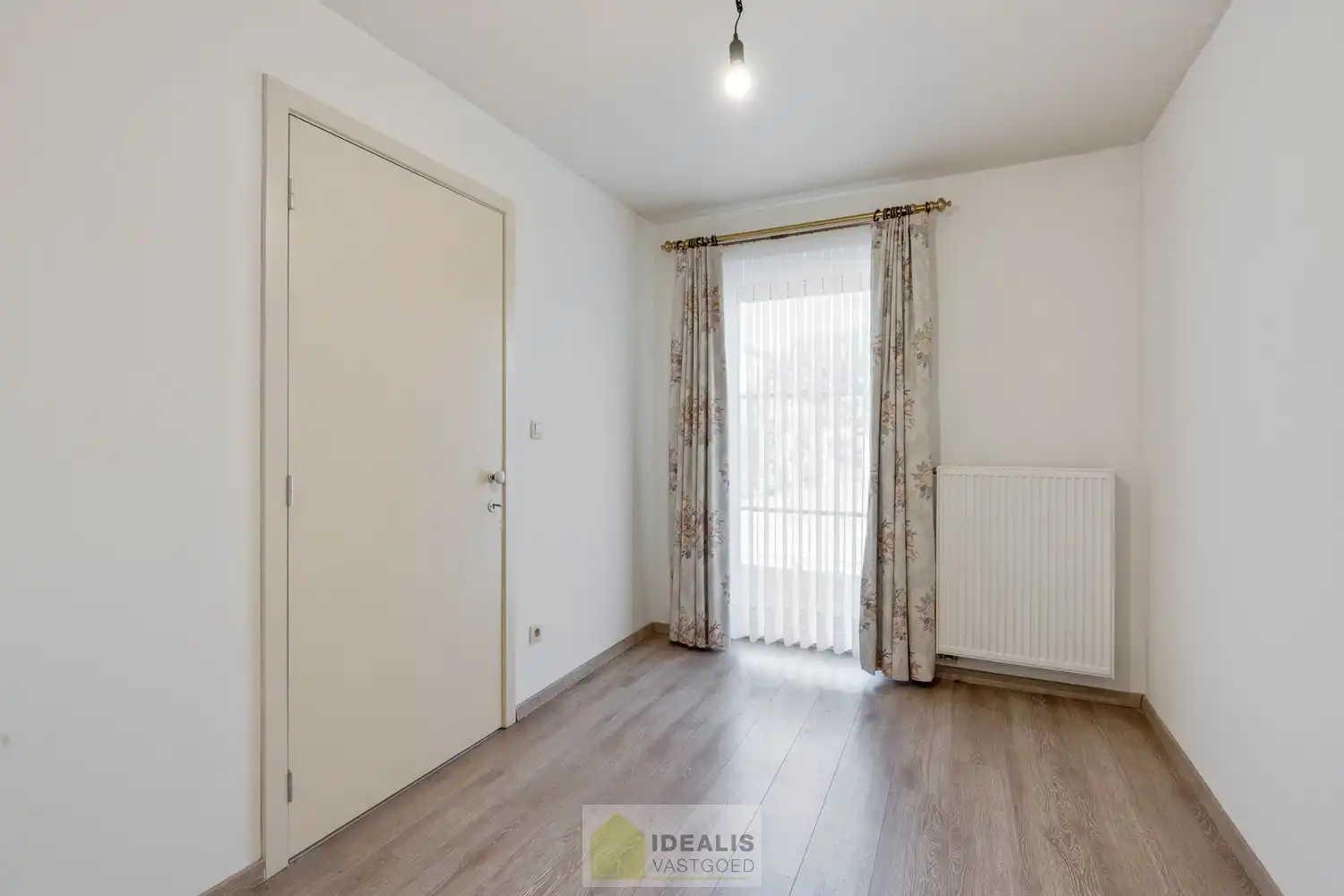IDEALIS VASTGOED - PRACHTIG  EN LUXUEUS GELIJKVLOERS APPARTEMENT VAN MAAR LIEFST +-122M² IN EEN KLEINSCHALIGE RESIDENTIE MET 2 SLAAPKAMERS, AANGENAME LEEFRUIMTE MET AANSLUITEND KEUKEN MET KEUKENEILAND, BADKAMER VOORZIEN VAN BAD EN DOUCHE, ZEER RUIME GARAGE (+-28M²) EN TERRAS MET AANGELEGDE TUIN . Zeer geschikt voor kandidaten op zoek naar betaalbare woonruimte in zeer goede staat vlak bij de stadskern van Bree! foto 20