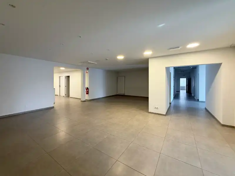 GENK: Bedrijfsgebouw met magazijn, atelier, kantoren en appartement foto 11