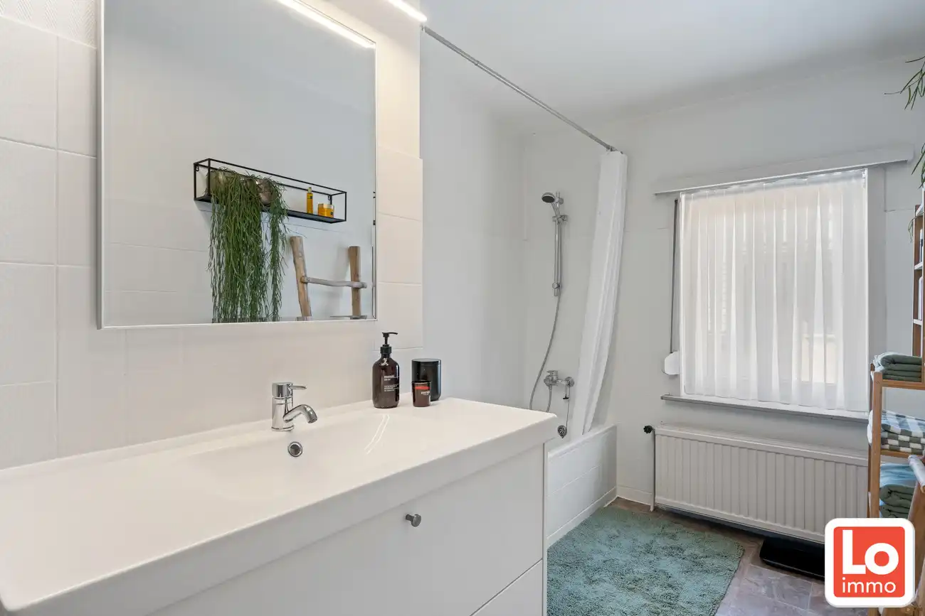 Instapklare halfopen woning met afzonderlijke garage op toplocatie in hartje Lochristi! foto 10