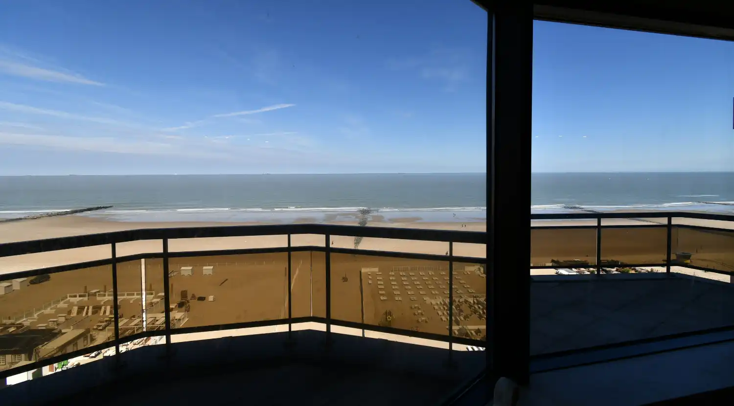 Gerenoveerd twee slaapkamer appartement met zowel frontaal zeezicht als zicht op het hinterland foto 28