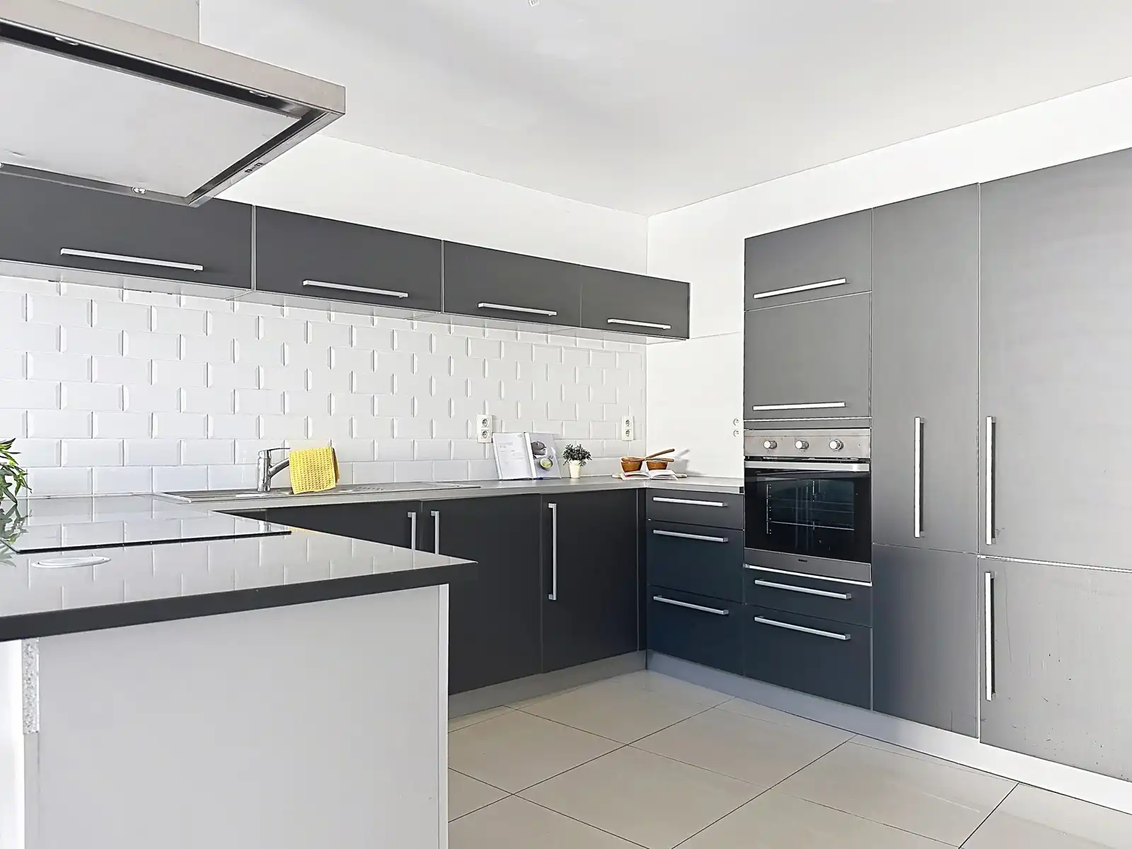 Instapklare, gerenoveerde woning met gezellige koer in hartje Niel! foto 13