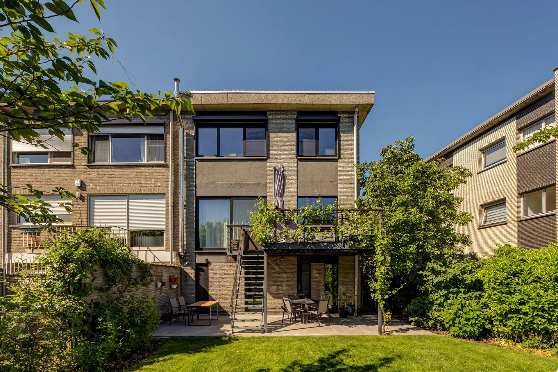 Instapklare, volledig gerenoveerde, halfopen bebouwing op een fantastische locatie foto 11