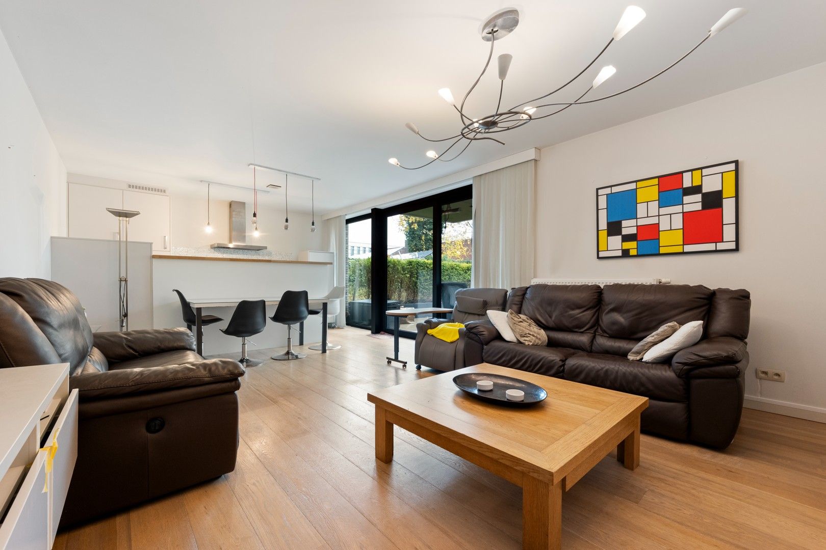 MODERN GELIJKVLOERS APPARTEMENT MET TERRAS EN STAANPLAATS IN SINT-TRUIDEN foto 4