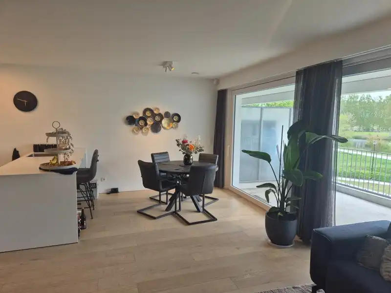 APPARTEMENT MET TERRAS EN AUTOSTAANPLAATS TE HUUR IN MOERBEKE foto 3