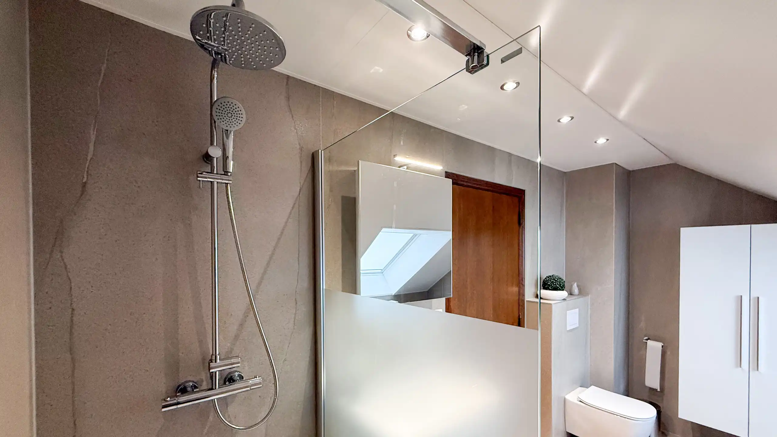 Instapklare woning met 3slpks, tuin, airco en zonnepanelen! foto 26
