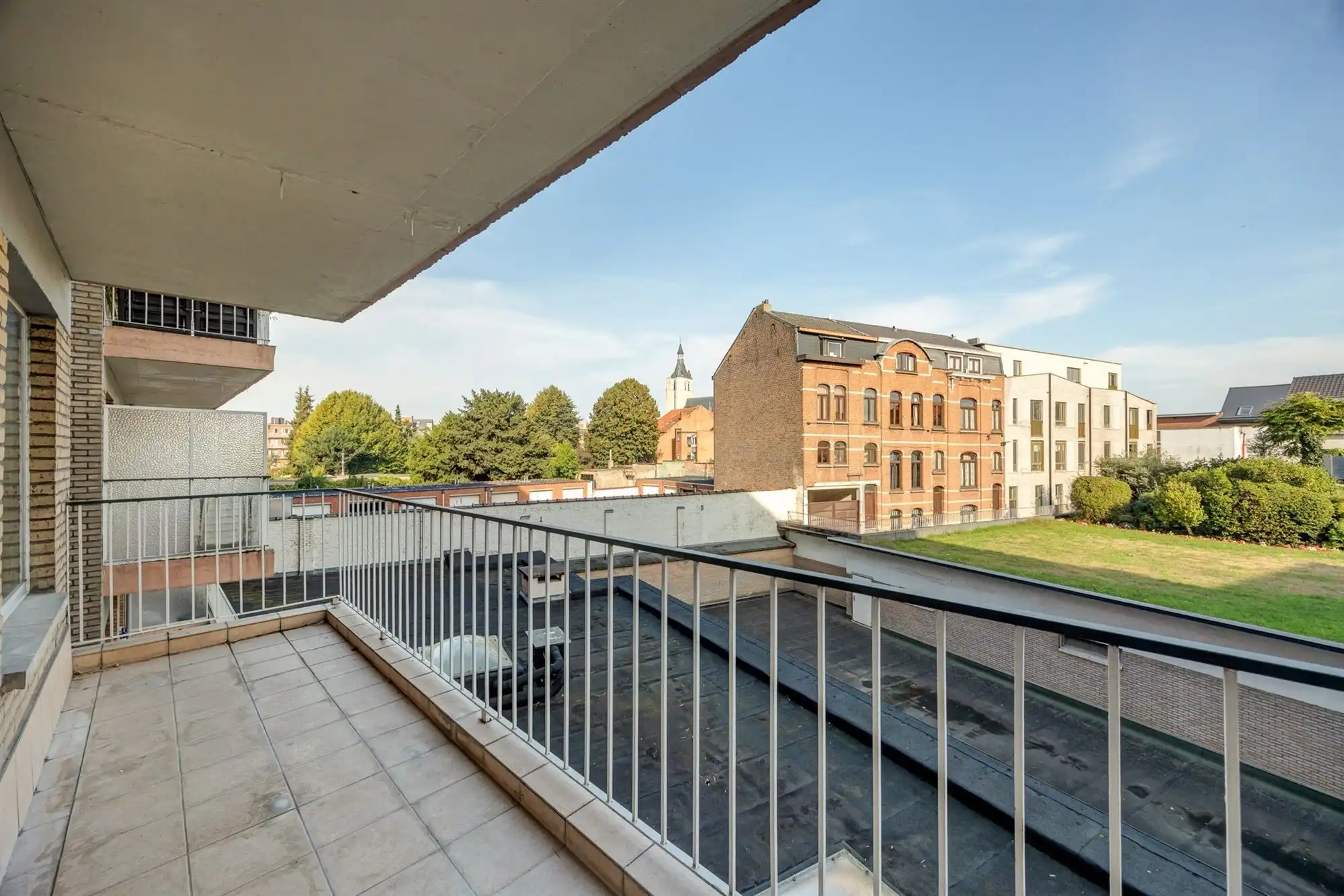 Gerenoveerd appartement met drie slaapkamers en terras foto 20