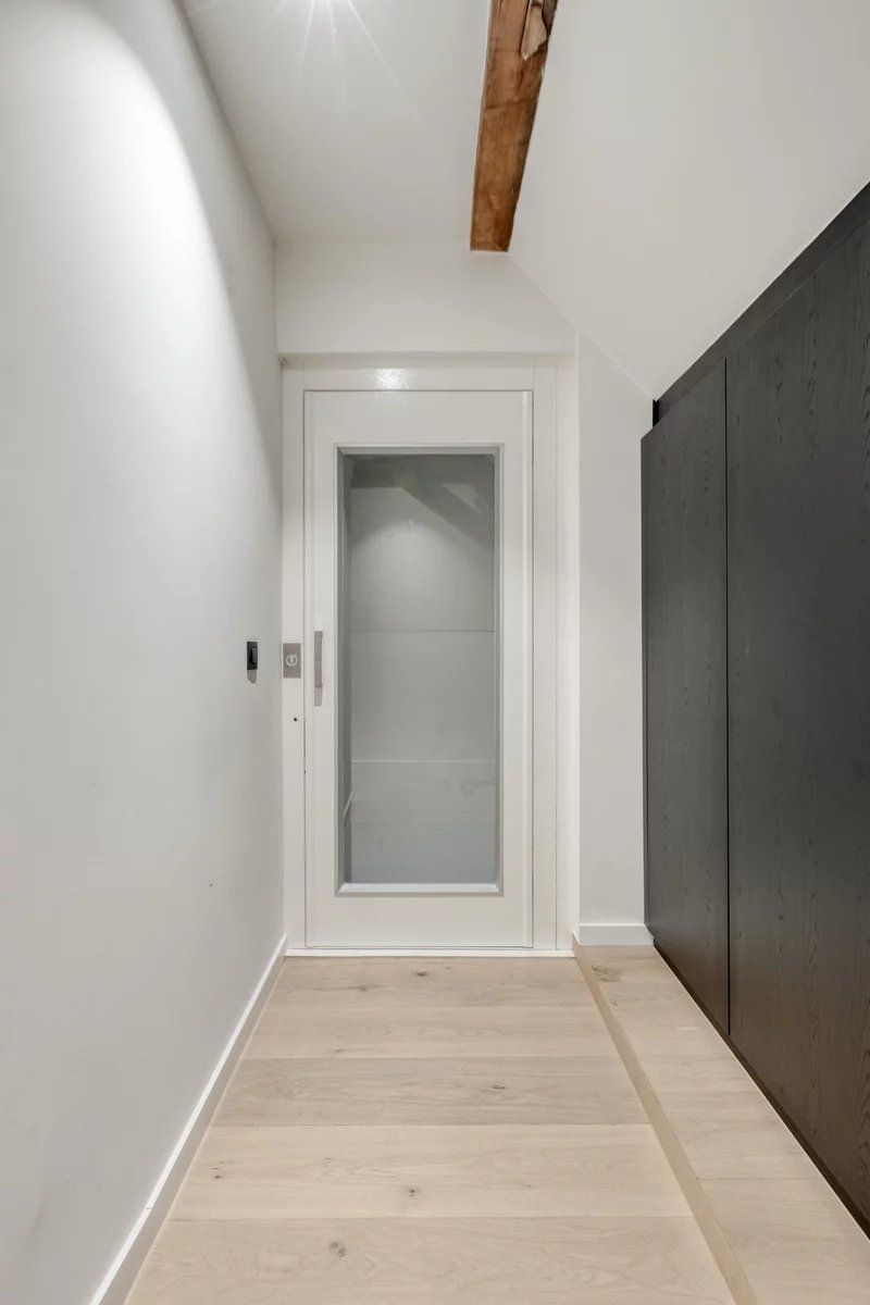 Zeer ruim handelspand met tuin en exclusief triplex  appartement met privé-lift en 2 slaapkamers, garage en staanplaats. foto 29