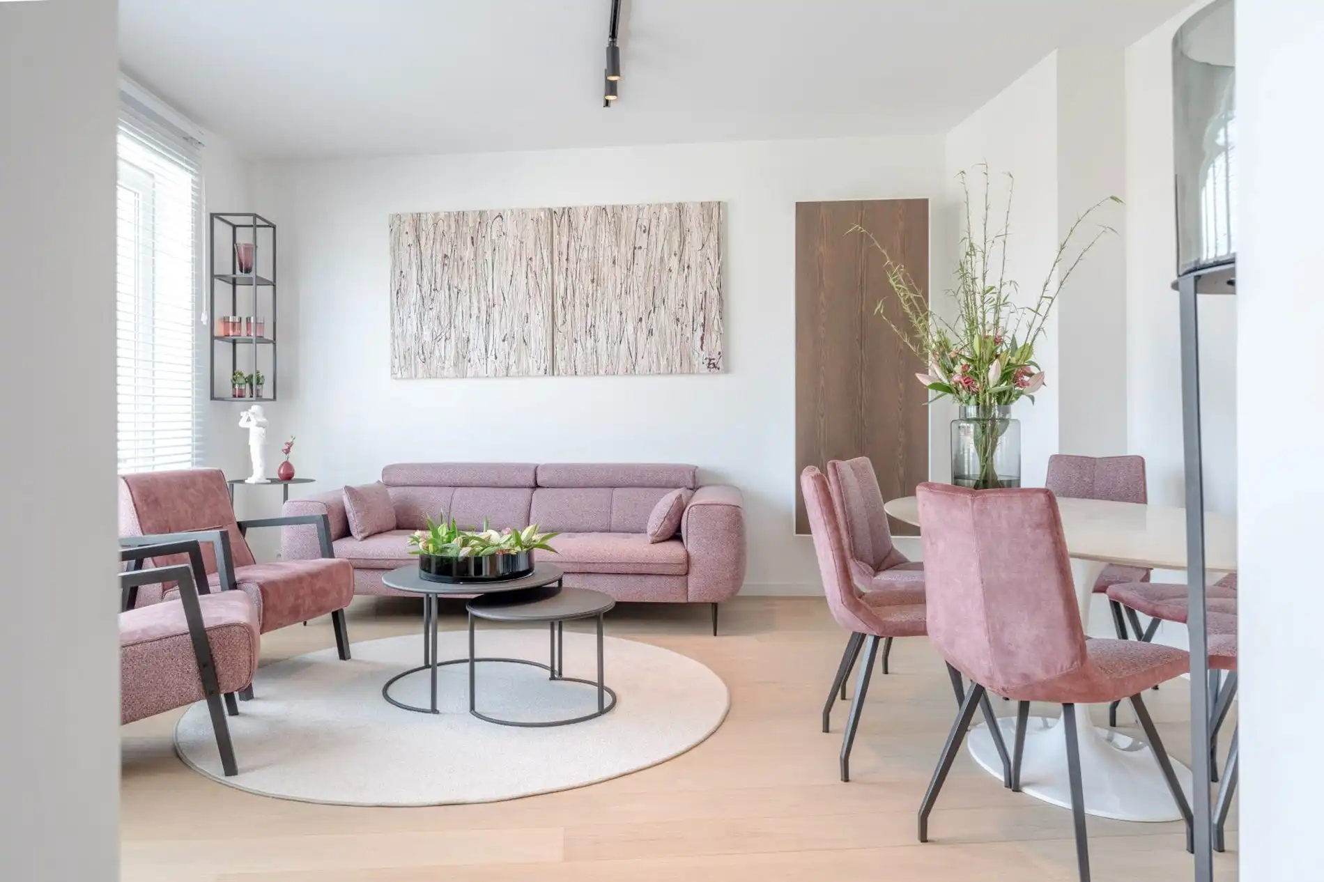 Rustig gelegen volledig gerenoveerd appartement met een open zicht over de villa's. foto {{pictureIndex}}