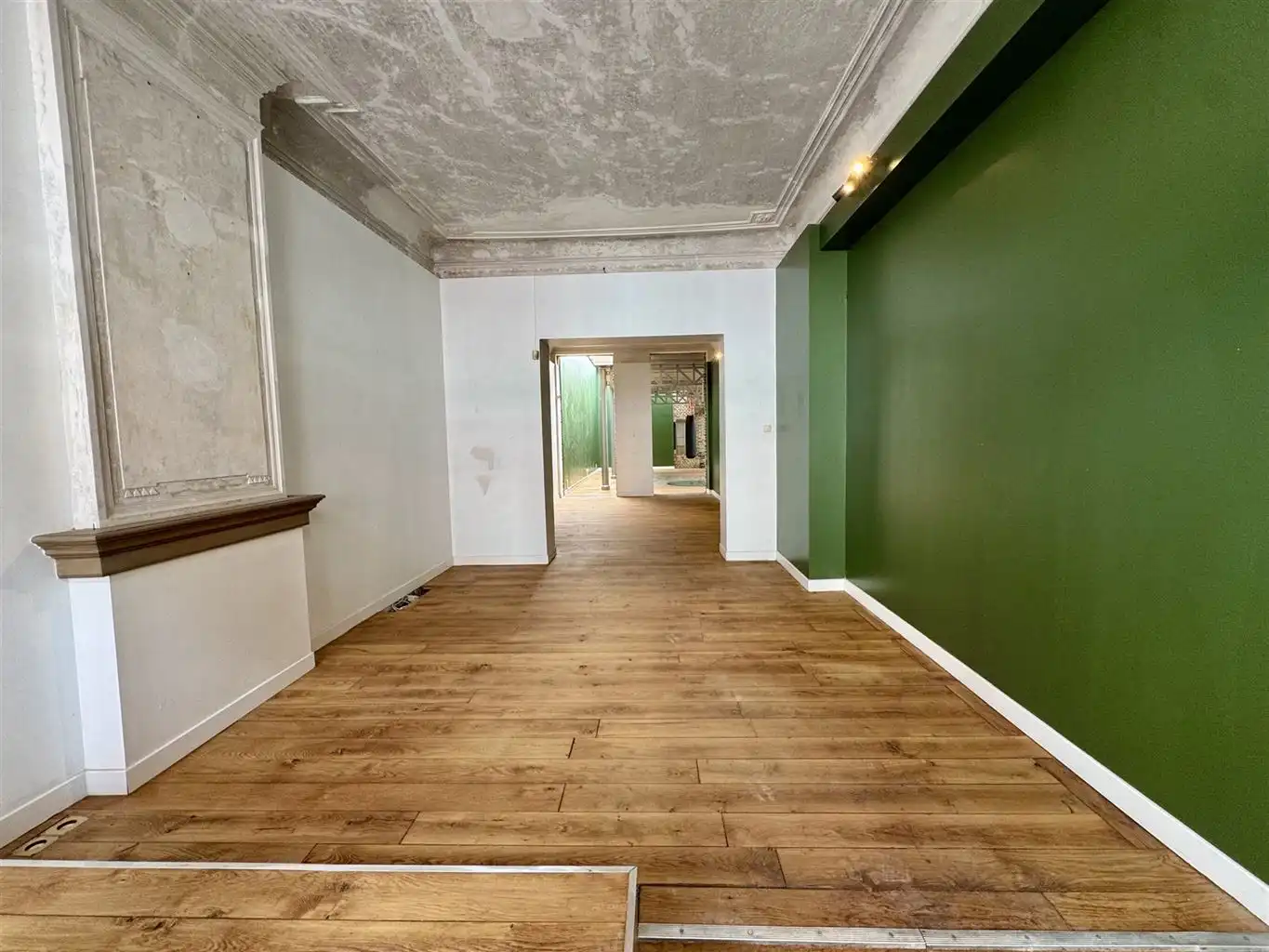 Karaktervolle handelsruimte met diverse mogelijkheden in hartje Maaseik  foto 2