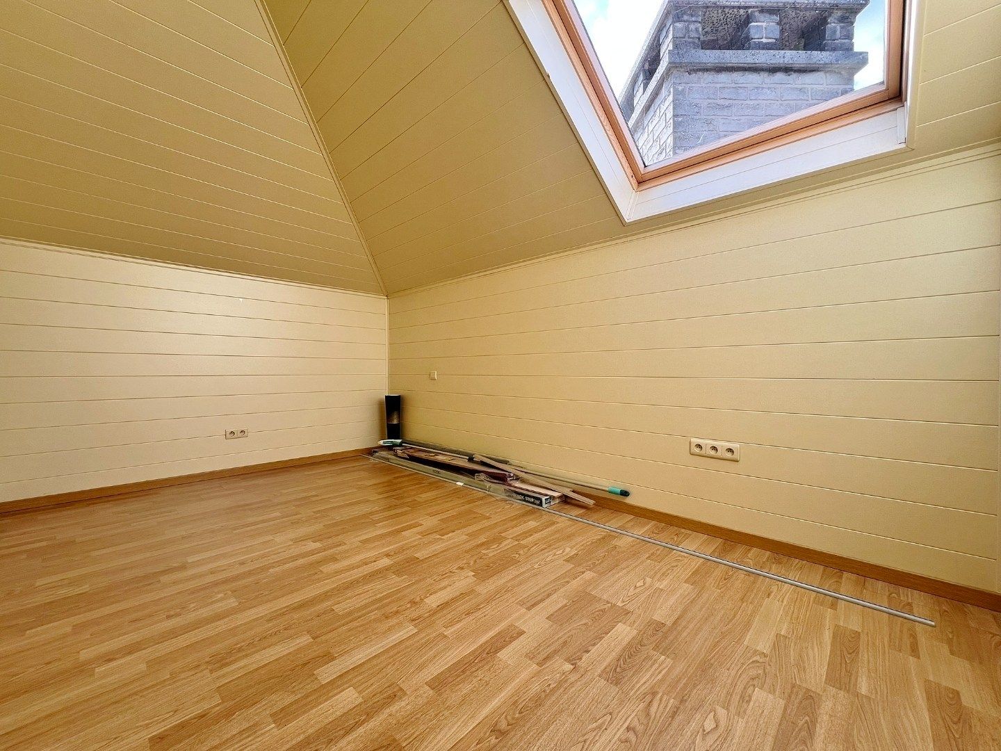 Goed onderhouden villa met grote tuin en twee garages op centrale ligging.   foto 22