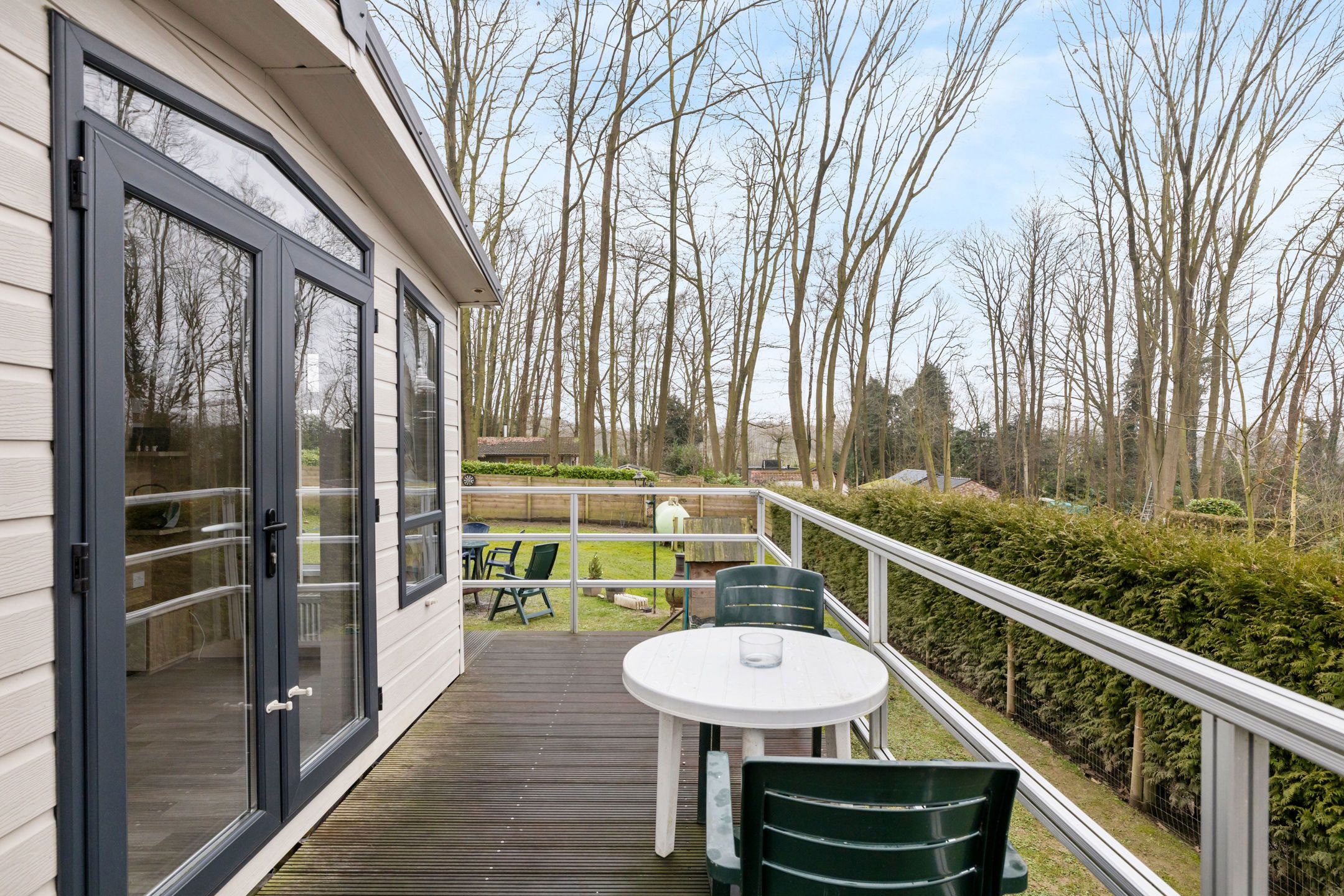 gezellige vaste caravan te midden van de natuur foto 23