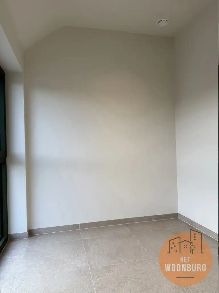 Halfopen nieuwbouw woning 2 slpks, bureau, garage en tuintje foto 9