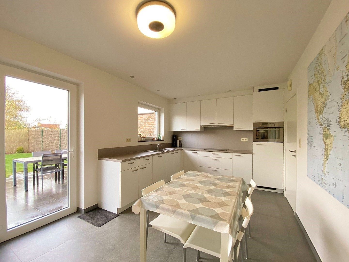 Recente halfopen woning met tuin, garage en tuinhuis  foto 6