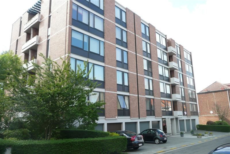 Gerenoveerd appartement met garagebox. foto {{pictureIndex}}