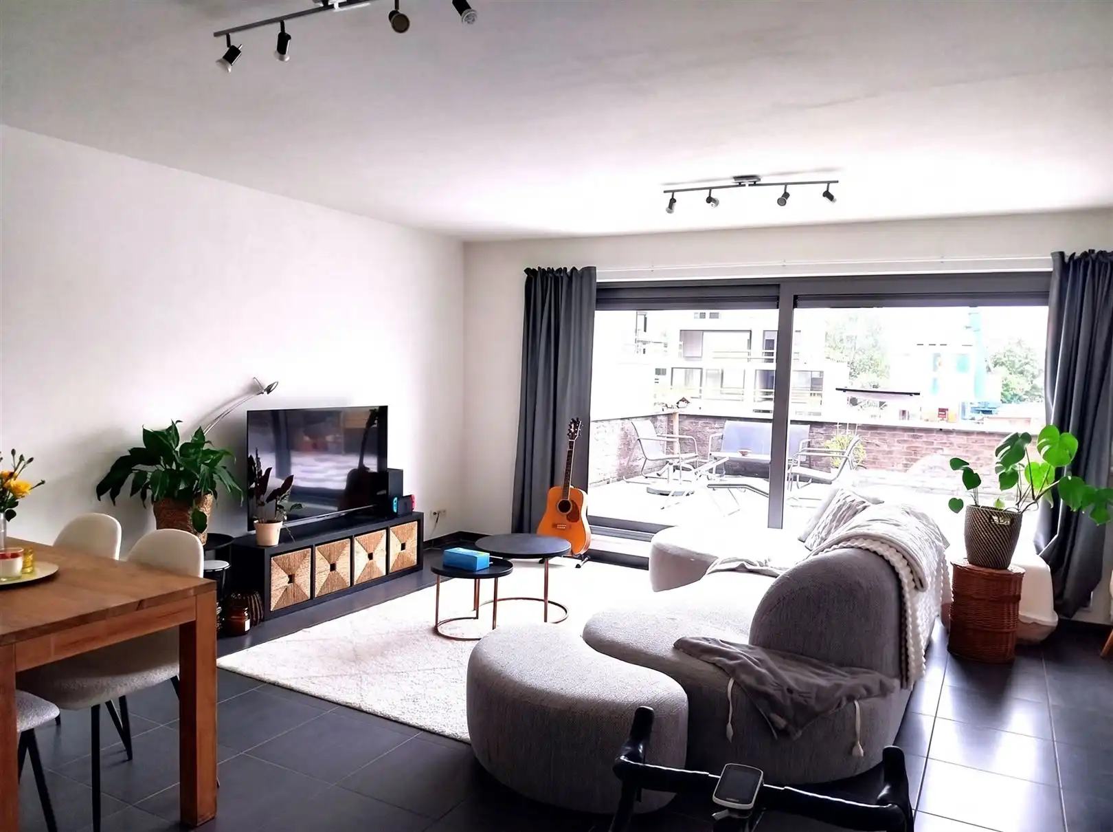 TE HUUR: Ruim appartement met 2 slaapkamers te Koersel! foto 4