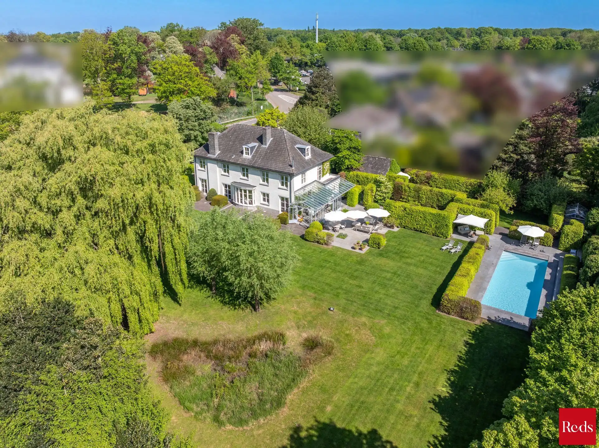 Statige luxevilla op royaal perceel van 3.877 m² met zwembad foto {{pictureIndex}}