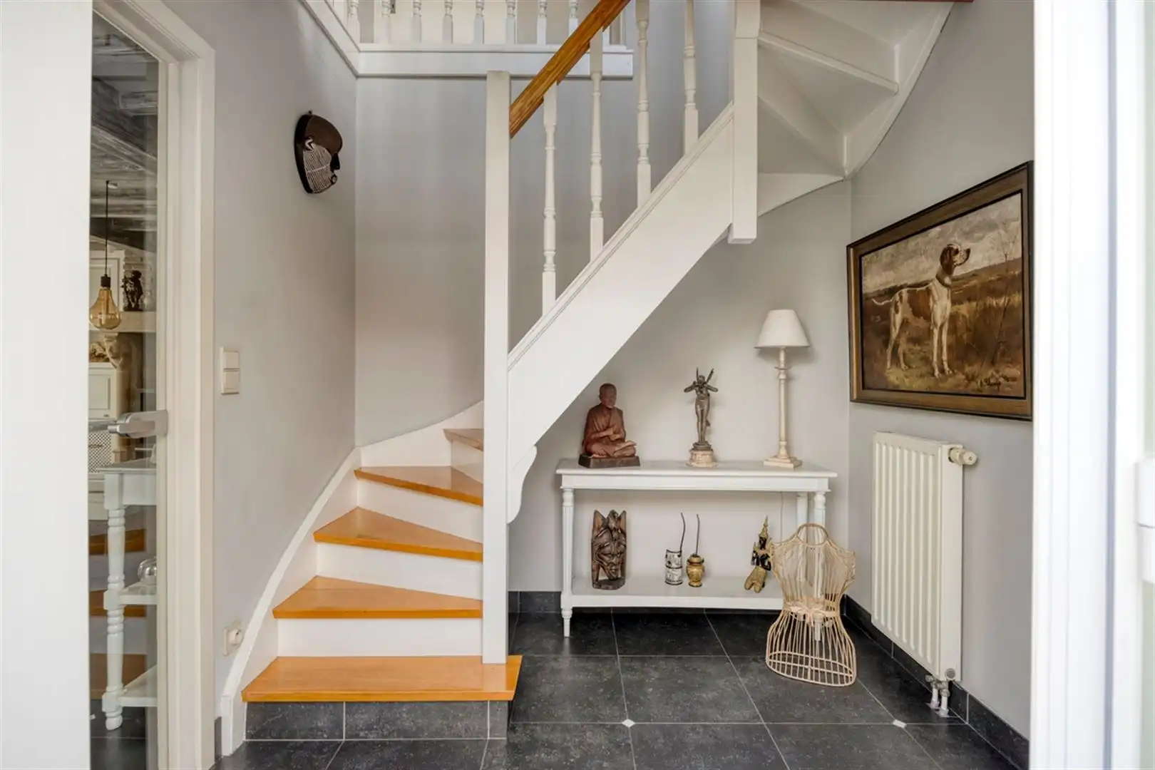 Goed onderhouden en mooi afgewerkte woning op een toplocatie te Oostakker.  foto 3