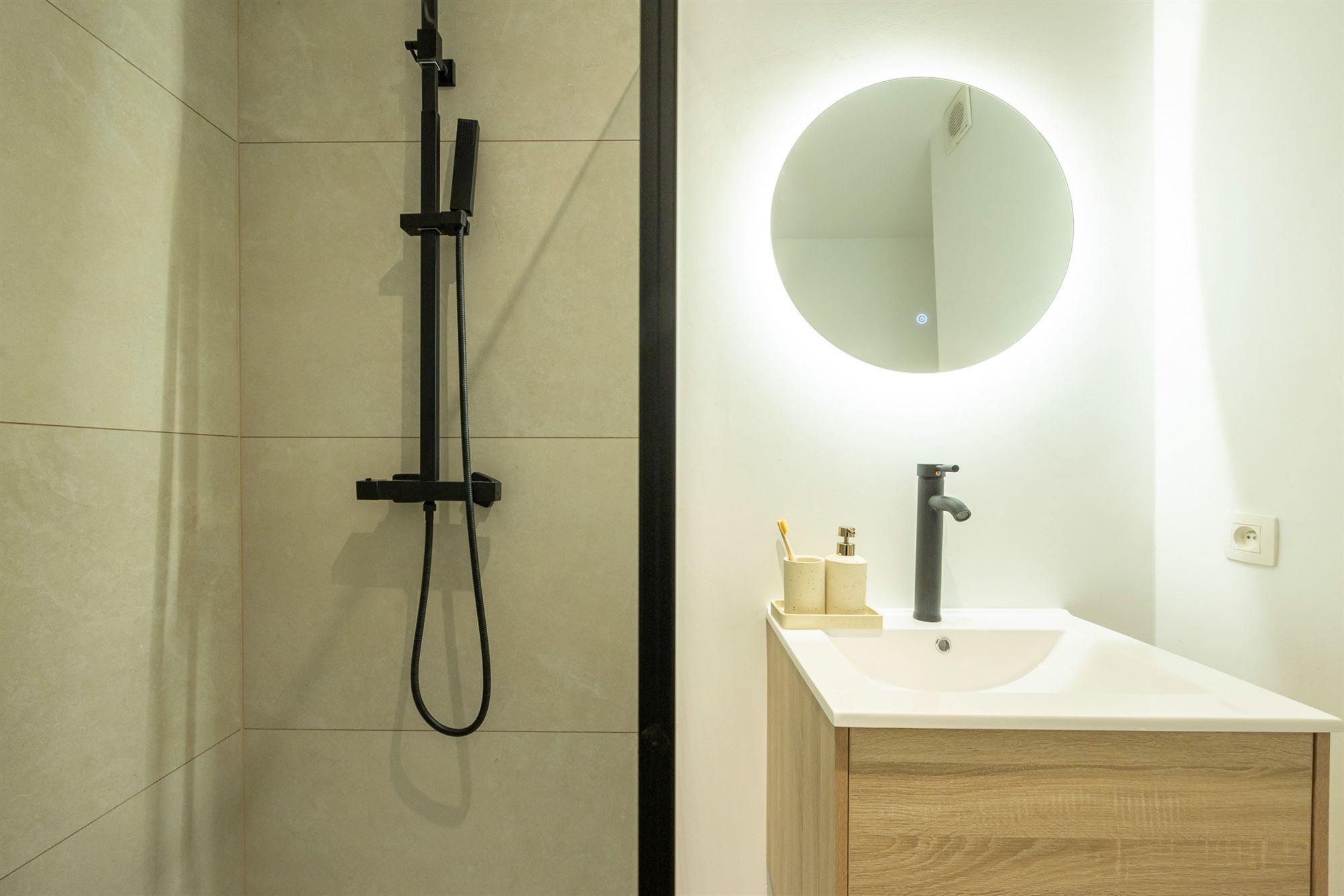 Gerenoveerd app. met 2 slpk. en terras foto 13