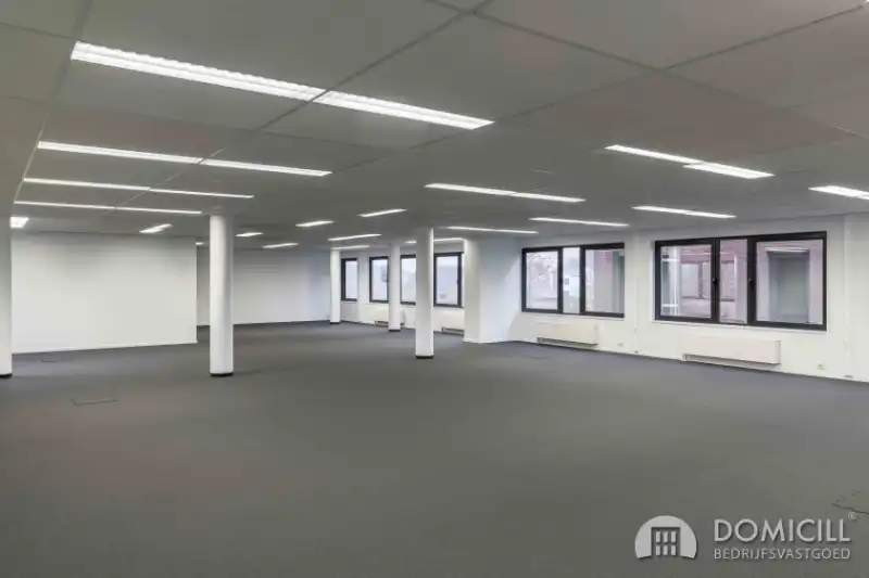 Roeselare, stadsrand: Vlot bereikbare zeer ruime open en lichtrijke kantoorruimte (307m²) met parking aan ring van Roeselare foto 3