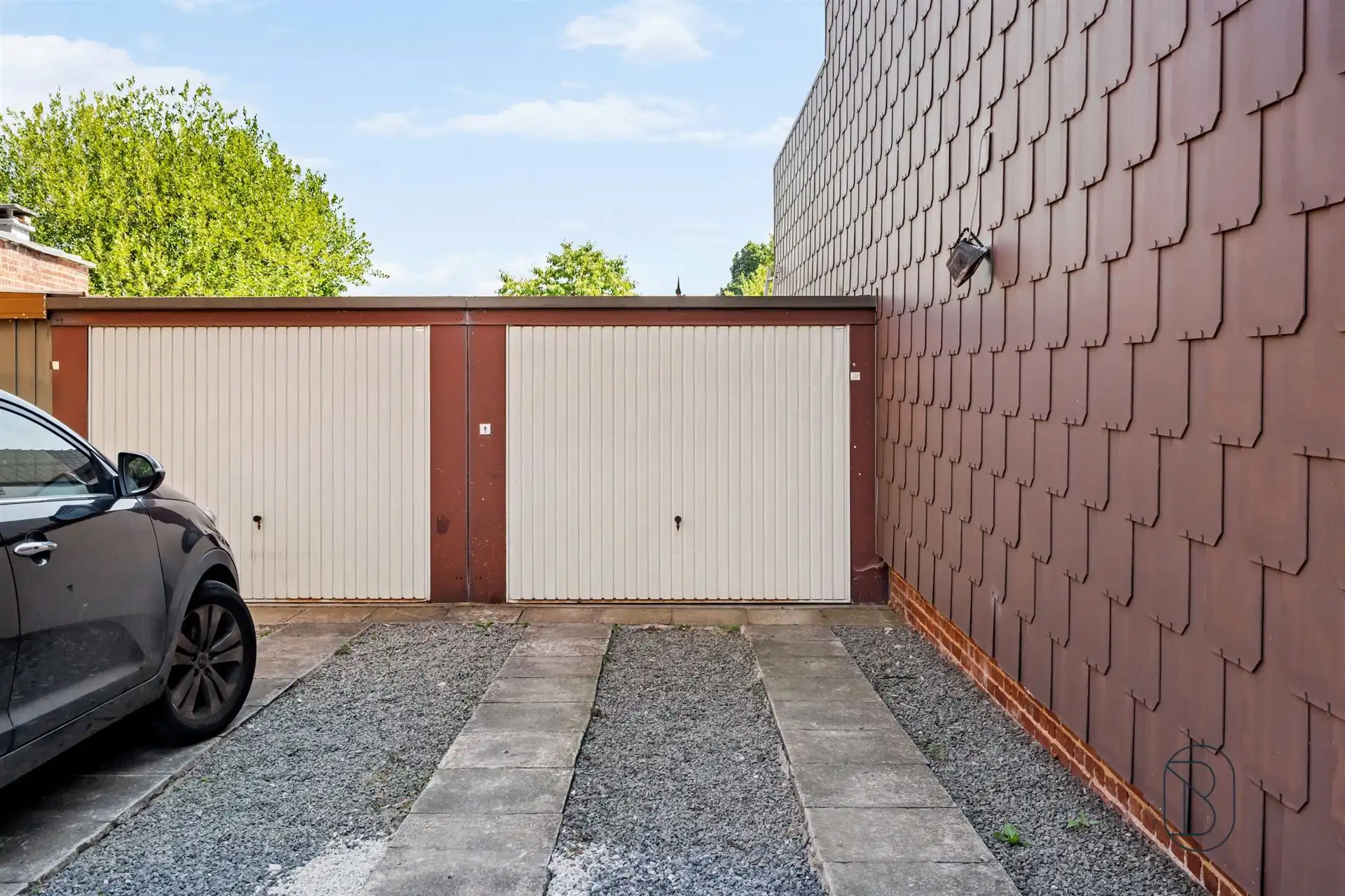Instapklare 3-slpk woning met 2 garages, tuin en bouwgrond! foto 11