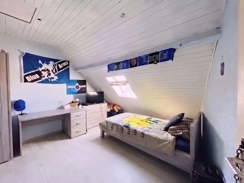 Brugge centrum, woonhuis met zonnige koer, 3 SLAAPKAMERS en living van 34m² foto 9