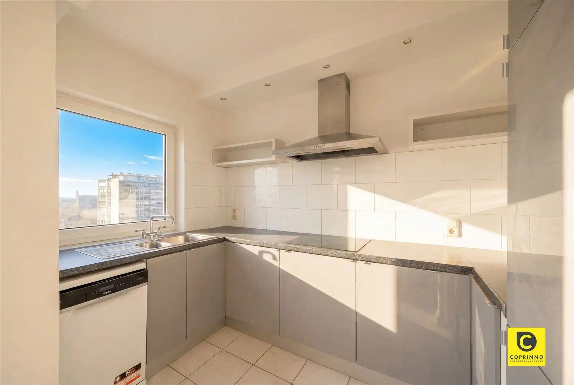 Lichtrijk 2 slaapkamer app + parking foto 4