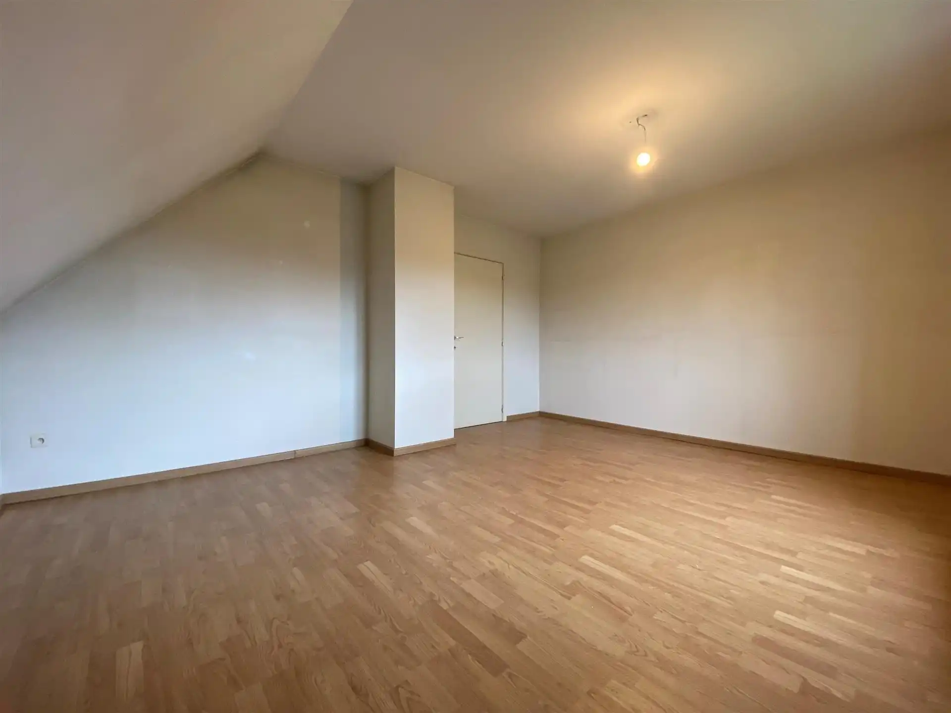 Halfopen woning met 4 slaapkamers en 2 badkamers. foto 24