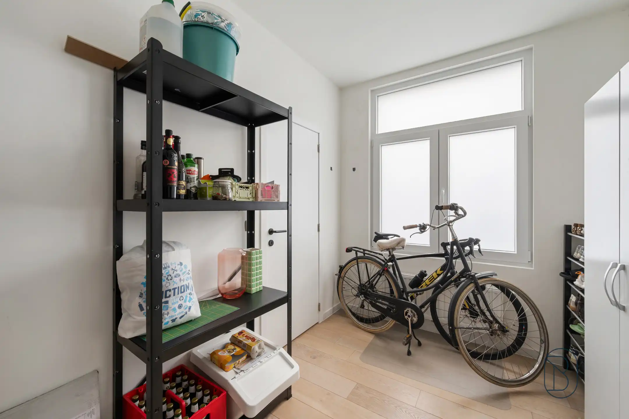 Instapklare woning met zonnige tuin in het hart van Kortrijk foto 11