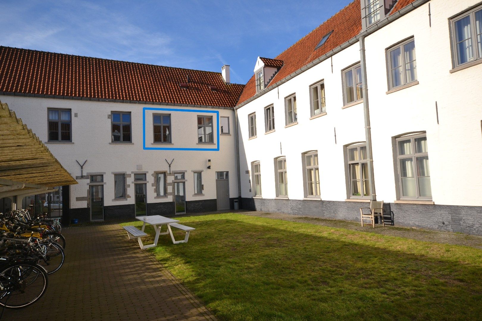 Prachtige Studenten studio centrum Brugge in een oase van rust! foto {{pictureIndex}}