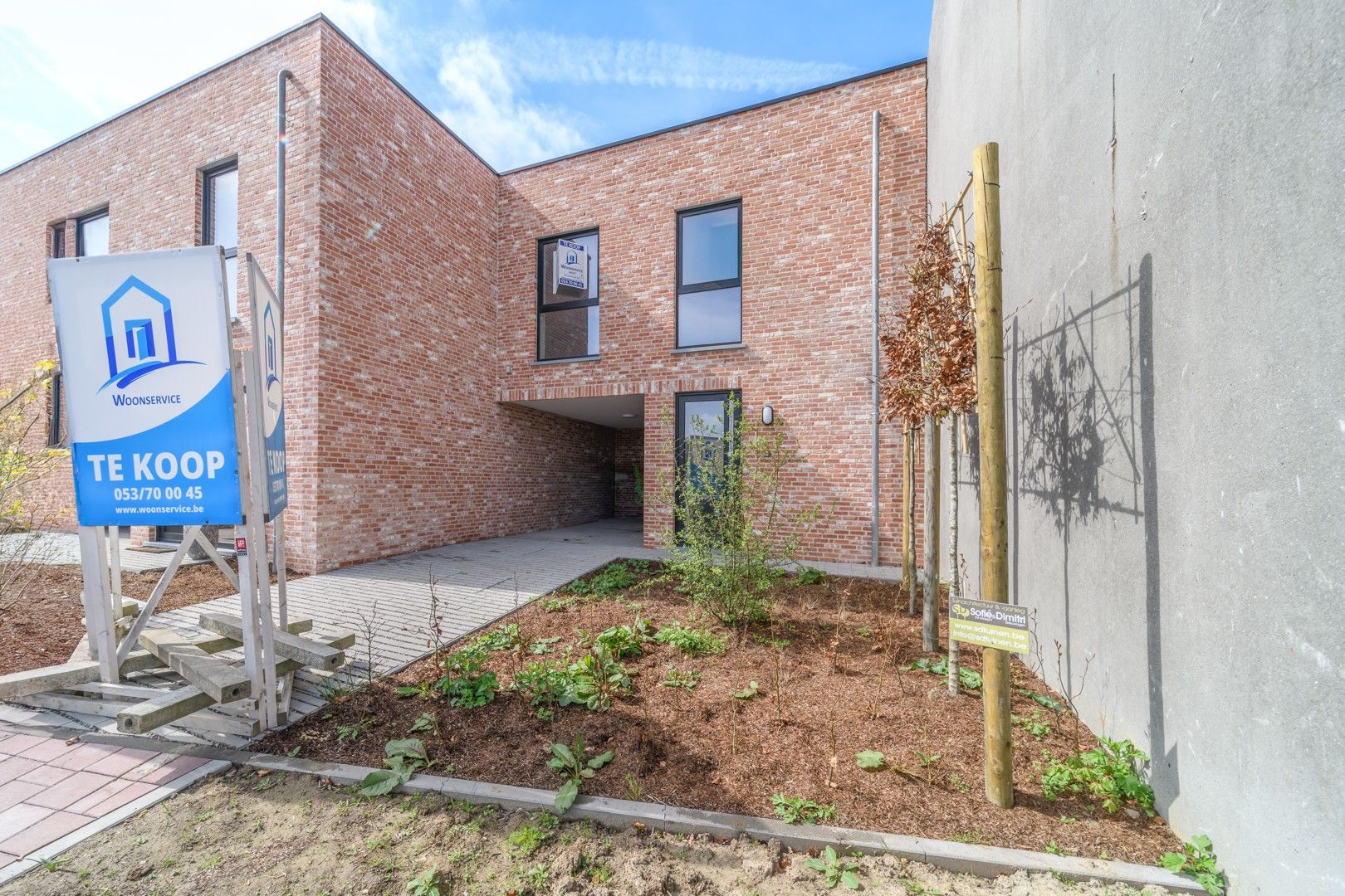 Gesloten nieuwbouwwoning met tuin te Mere foto {{pictureIndex}}