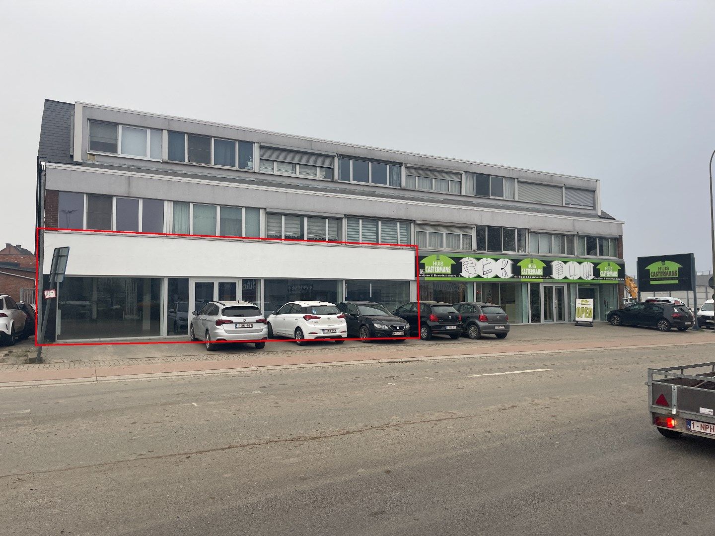 Moderne gerenoveerde winkelruimte/kantoorruimte  van 297m² op A- zicht locatie in Hasselt tegenover Brico, Auto 5 en Carrefour foto {{pictureIndex}}