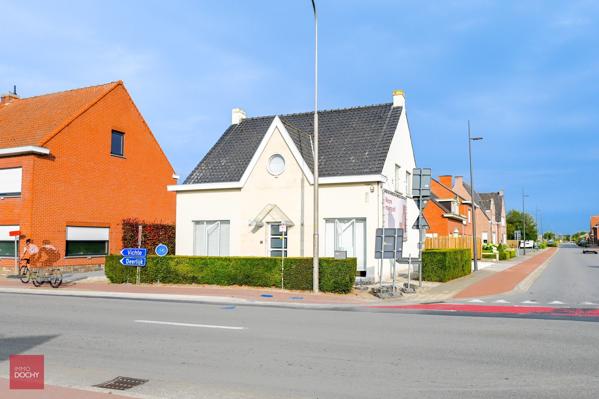 Uiterst commercieel gelegen handelspand - burelen - praktijkgebouw met parking | Deerlijkseweg foto 1