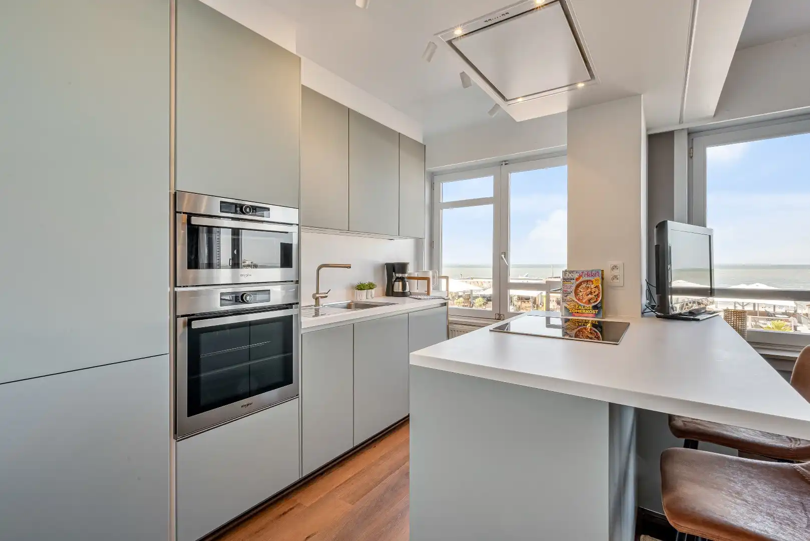 Ruim gerenoveerd 3 slaapkamer appartement met frontaal zeezicht op absolute toplocatie aan de Zeedijk in Blankenberge foto 3