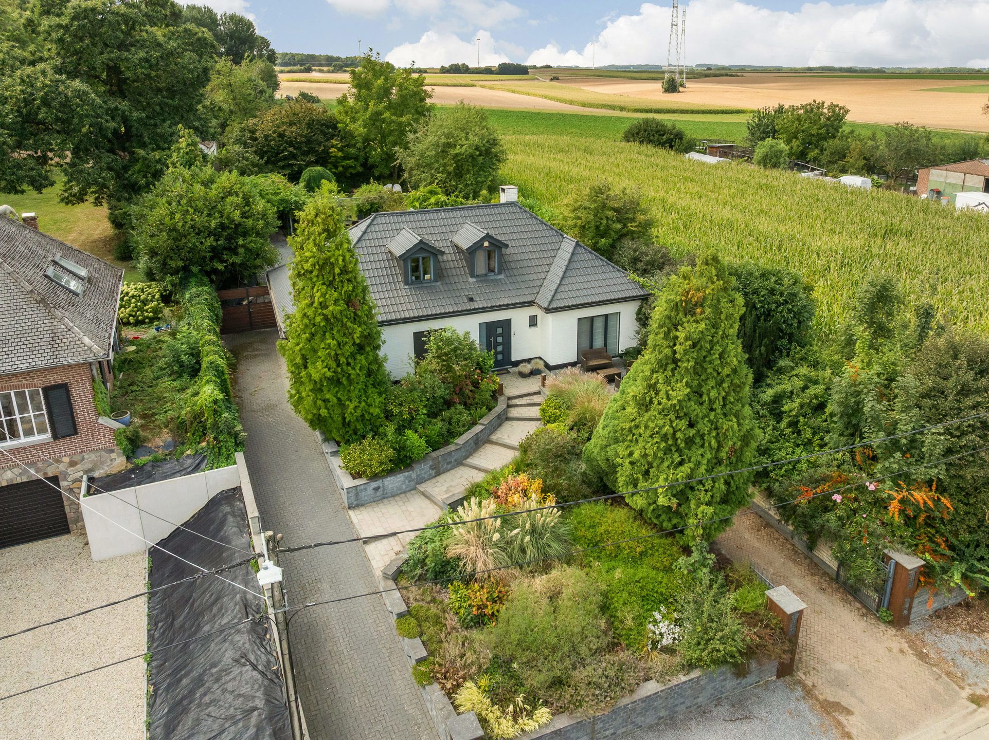 Vrijstaande gezinswoning met 228m2 woonopp. te Herderen foto {{pictureIndex}}