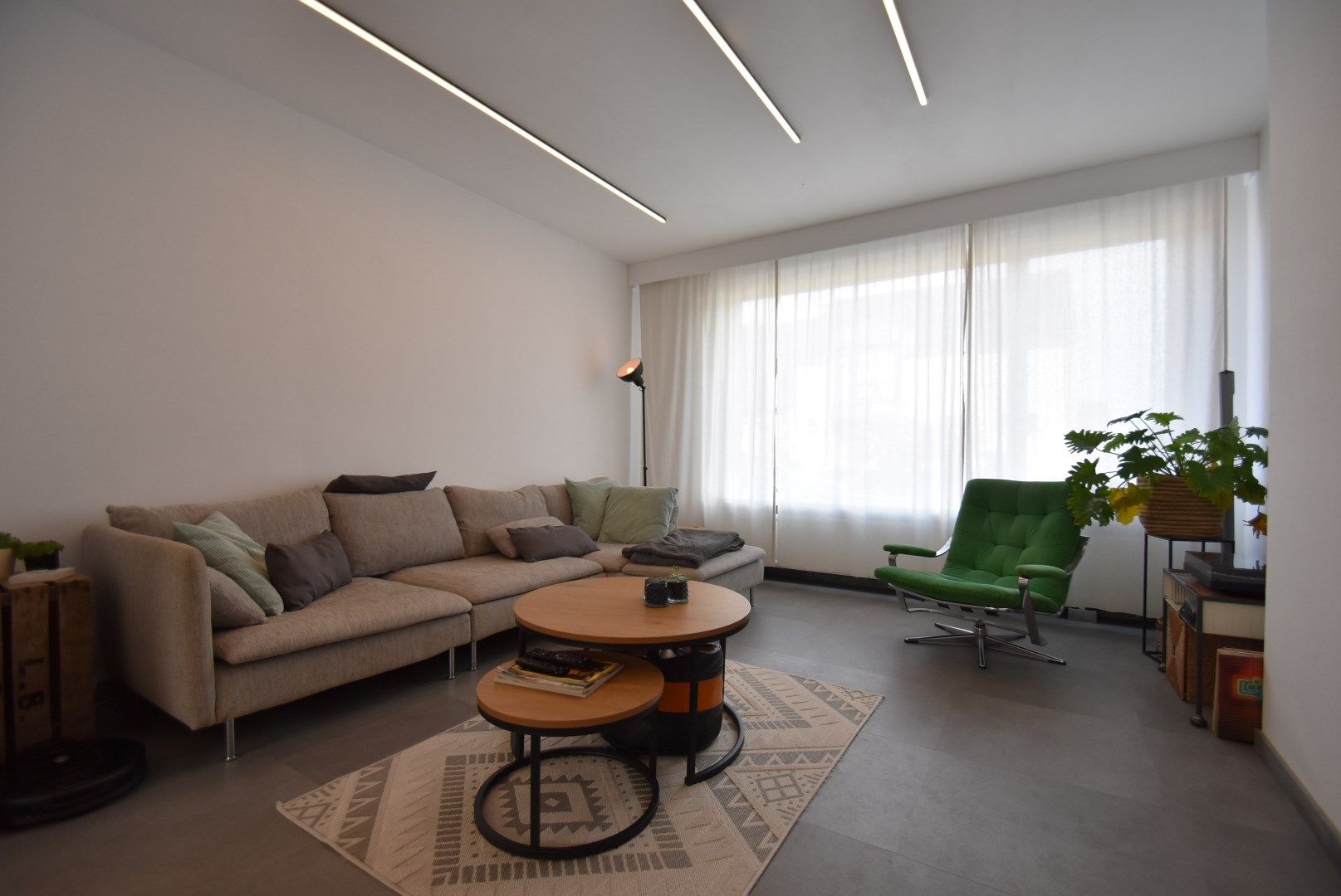 * * WACHTLIJST VOLZET * * Zeer grondig en geslaagd gerenoveerde woning met terras en dubbele autostandplaats foto 12