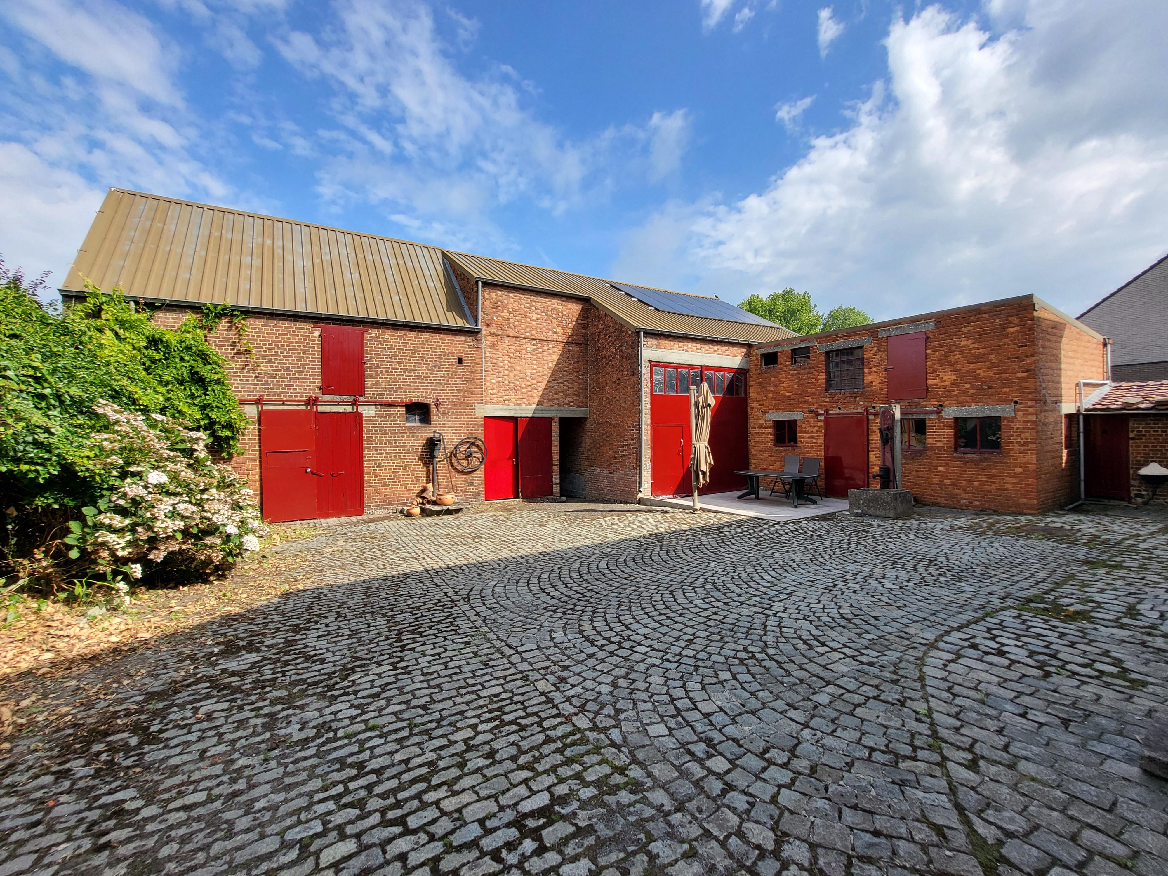 Prachtig burgerwoning/ hoeve op 1246m² met stallingen en aanpalend bouwgrond.  foto 8