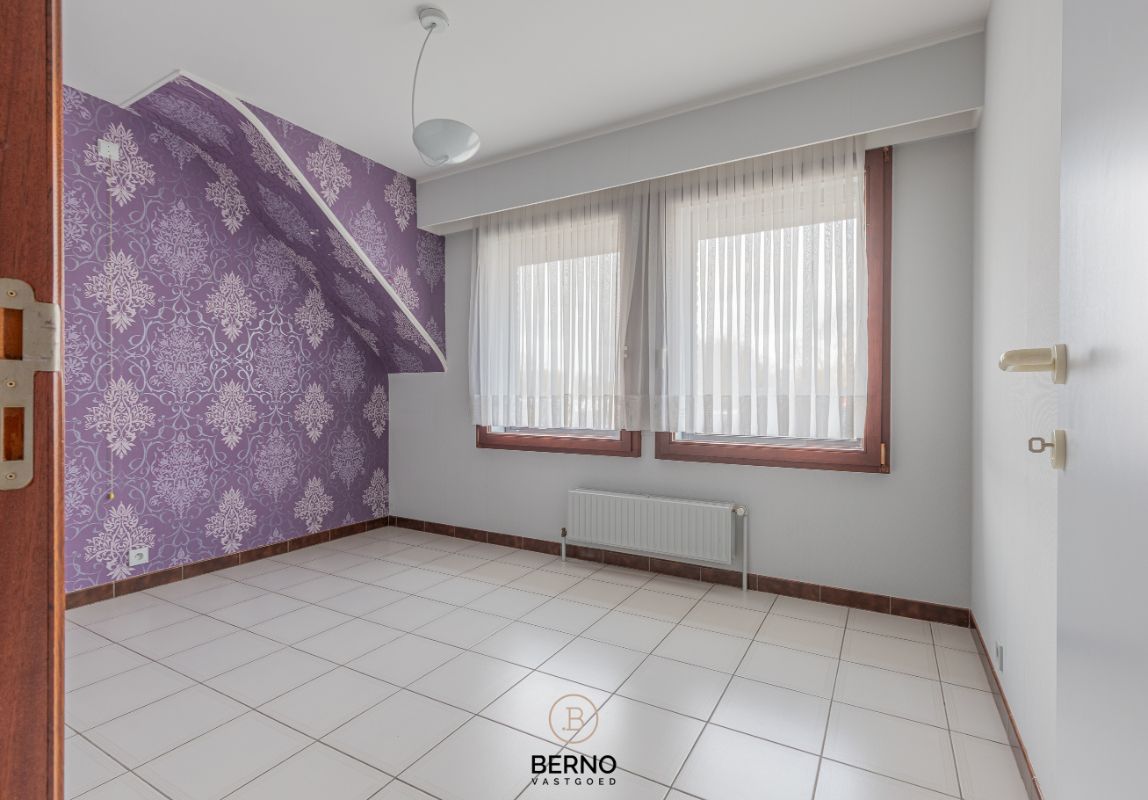 Building met praktijkruimte en 2 appartementen op commerciële locatie foto 19