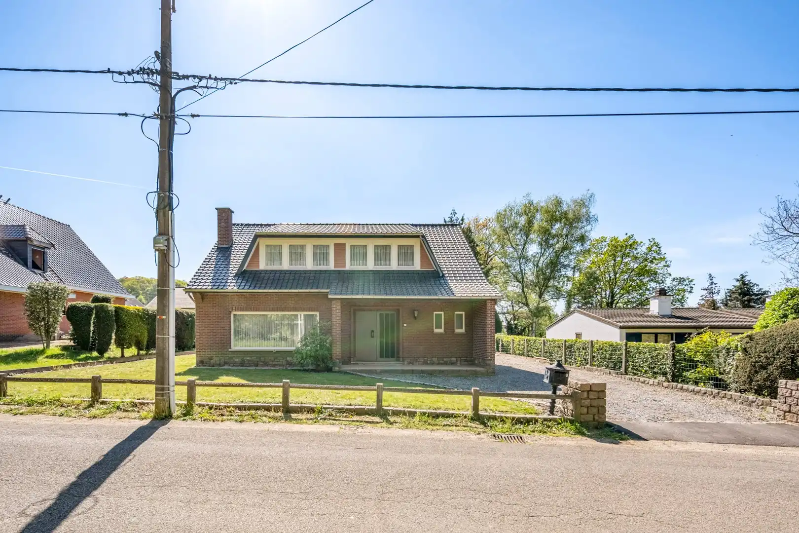 Hoofdfoto van de publicatie: WONING TE KOOP (5 SLP) MET GROTE TUIN EN GARAGE MET SMEERPUT