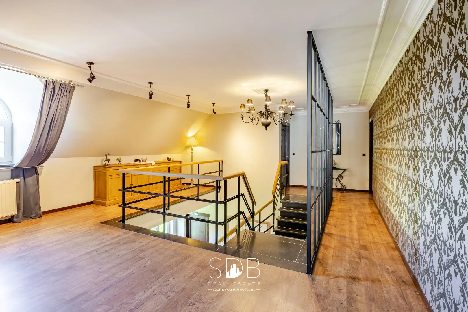 Prachtige stijlvolle woning met bijgebouwen, buitenpiste en graslanden  foto 19