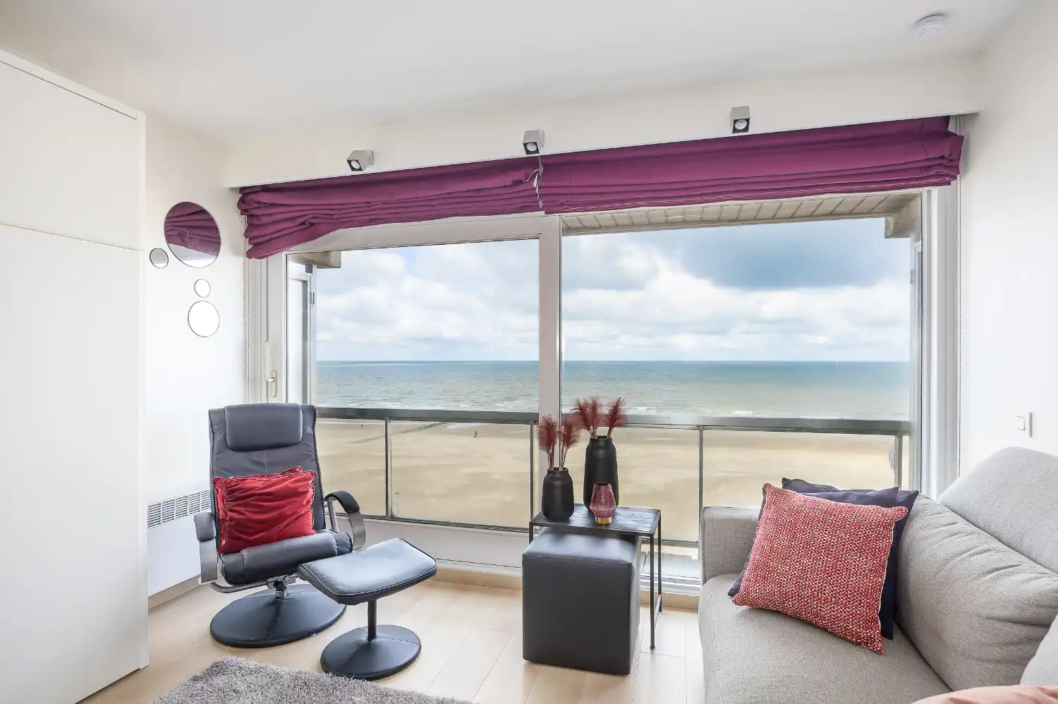 Gerenoveerde studio met frontaal zeezicht te koop in Middelkerke foto 2