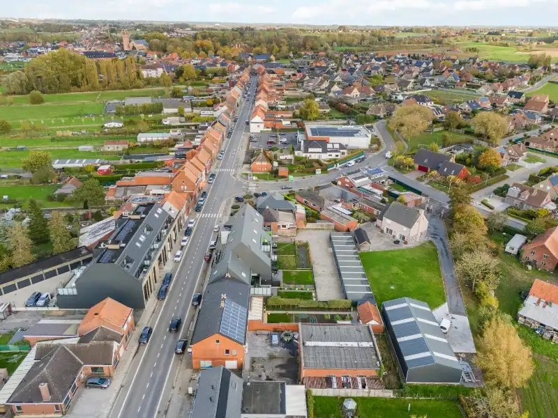 Zonnebeke. Half-open polyvalent ruim gebouw / handelshuis met apart magazijn van +/- 170m2 en  3-5 slaapkamers en apart kantoor / hobby / handelsruimte. Goede staat ! foto 21