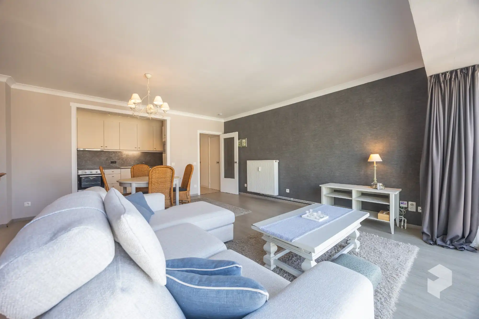Goed gelegen ruim vernieuwd 2 slaapkamer appartement met terras en grote berging. foto 12