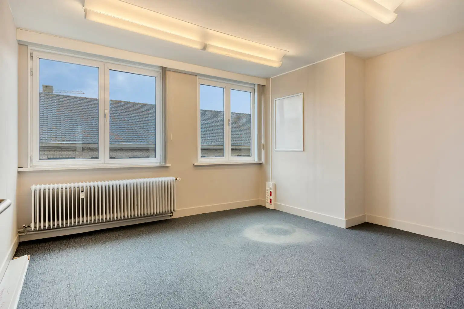 Handelsruimte met kantoren en ruime opslag in het centrum foto 22