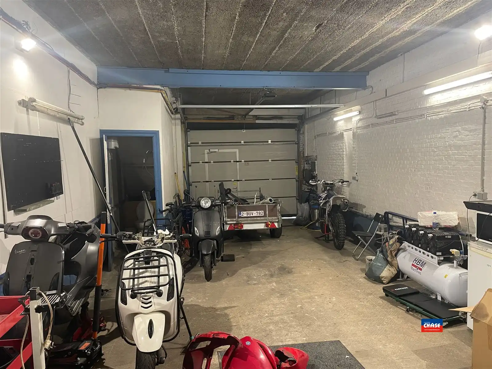 Magazijn / Opslagruimte met automatische sectionale poort foto 2