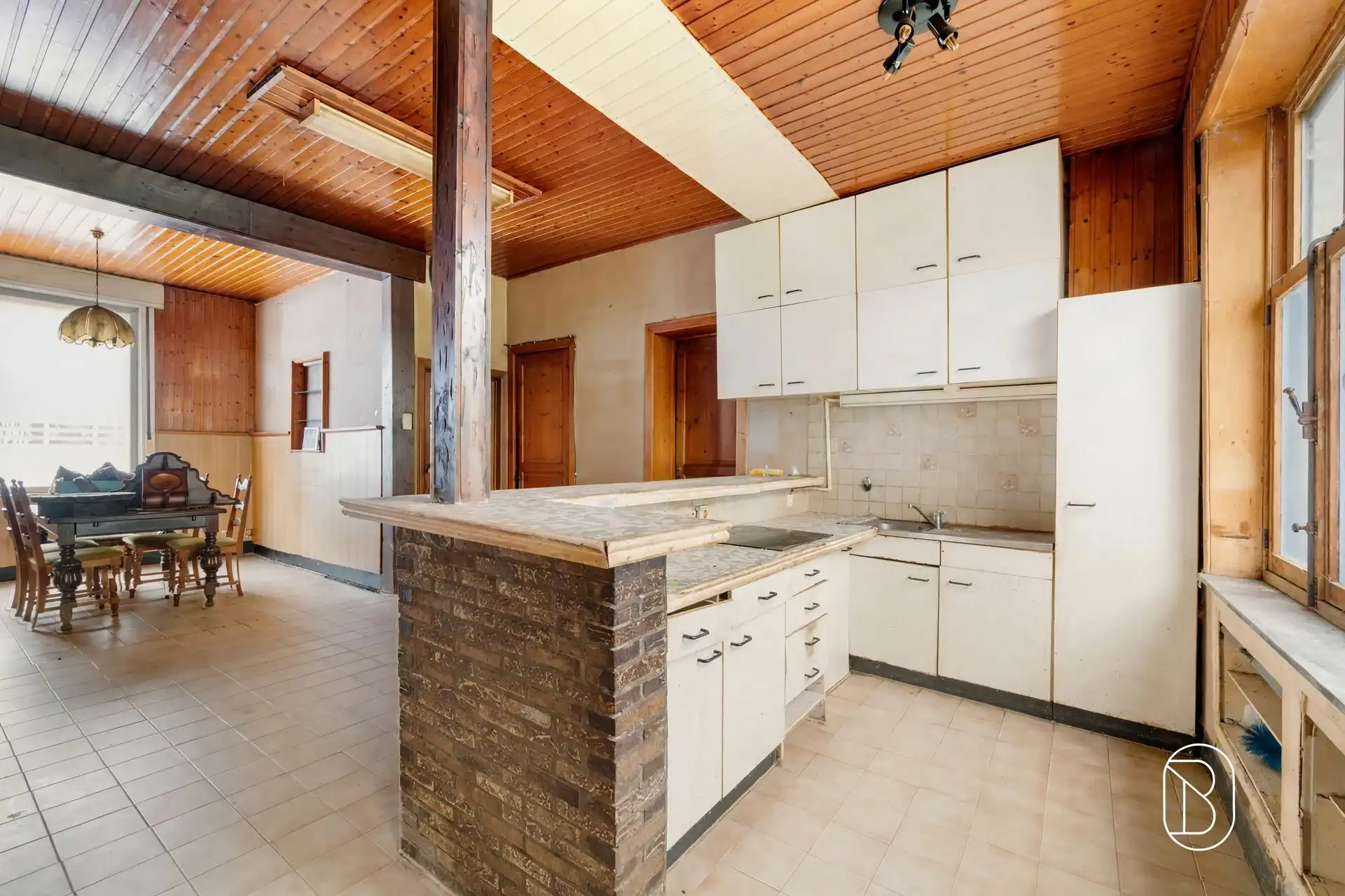 Te renoveren / af te breken woning met POTENTIEEL en uitweg foto 9